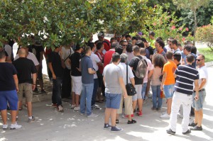 I tifosi presenti all'esterno del Municipio (foto Paolo Furrer)