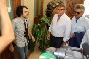 Lo Monaco accolto da Neri, il portavoce del sindaco (foto Paolo Furrer)