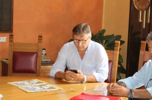 Lo Monaco nella stanza del sindaco (foto Paolo Furrer)