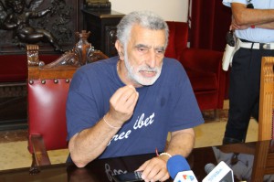 Il sindaco Renato Accorinti in conferenza stampa (foto Paolo Furrer)