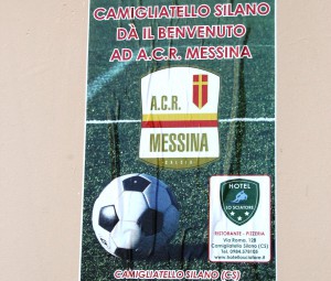 Il manifesto con cui il centro silano accoglie il Messina (foto Paolo Furrer)