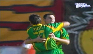 Sasa Bjelanovic esulta per il gol del Lecce al San Filippo