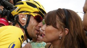 Il bacio tra Vincenzo Nibali e la moglie Rachele
