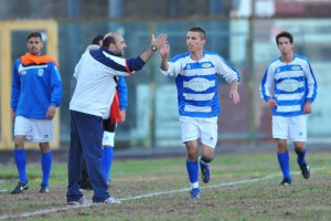 Amante mentre viene festeggiato dalla panchina dello Sporting Viagrande