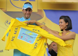 La consegna della prima, storica, maglia gialla a Vincenzo Nibali