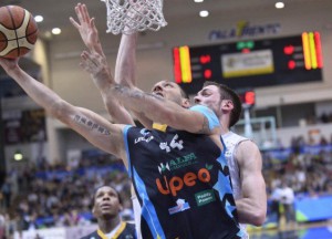 Rudi Valenti in azione con la mglia dell'Orlandina