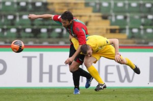 Simone Piva in azione con la maglia rossoverde della Ternana