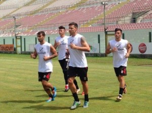 L'attaccante croato in gruppo con i compagni in una seduta al San Filippo