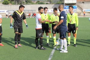 La stretta di mano tra i capitani (foto Paolo Furrer)