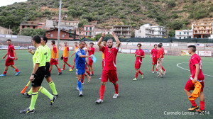 I calciatori del Due Torri ringraziano il pubblico a fine gara