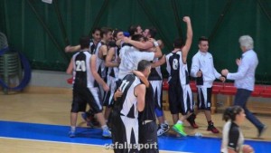 L'esultanza dei giocatori dell'FP Sport per la vittoira ottenuta a Cefalù