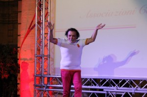 Il noto attore messinese Nino Frassica è stato accolto da un'ovazione