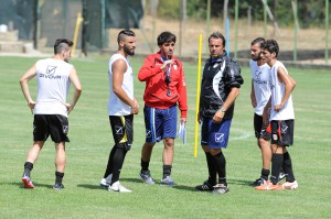 Il gruppo a rapporto da mister Grassadonia (foto Giovanni Isolino)