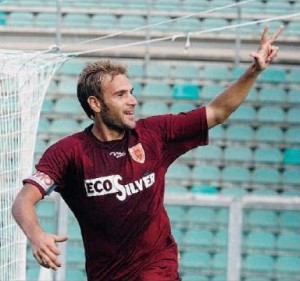 Il difensore centrale celebra una delle 25 marcature realizzate in carriera in serie C