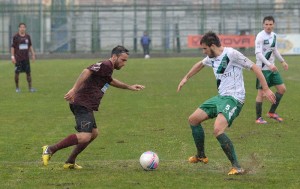L'attaccante Luca Orlando in azione con la maglia dell'Aversa Normanna