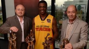 Flynn posa con la canotta dei Melbourne Tigers
