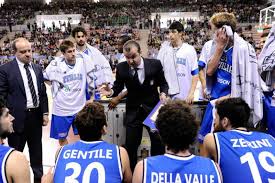 Il CT Simone Pianigiani parla alla squadra in un time out