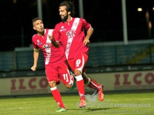 Marco Giovio esulta per una rete realizzata con la maglia del Grosseto contro il Venezia