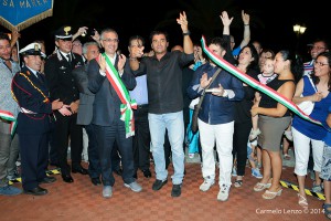 Tomba impegnato in un momento del taglio del nastro della Walk of fame a Gioiosa Marea