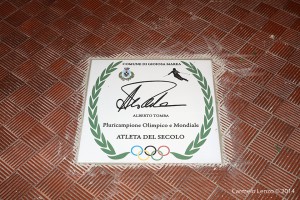La maiolica celebrativa di Alberto Tomba, autografata dallo sciatore bolognese