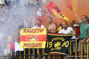 Cori, striscioni e fumogeni: l'anima del tifo giallorosso