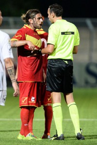 Nigro protesta con l'arbitro