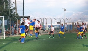 Un duello aereo nell'area del S.Gregorio durante il finale di match (scatto di R.S.)