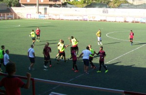Esultanza giocatori e staff del Roccella, vittoriosa sulla Tiger Brolo al debutto