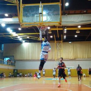 Dario Hunt (Orlandina) schiaccia a canestro