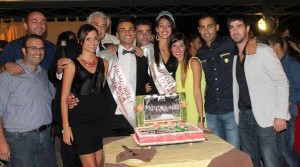 Foto di gruppo con la torta al Grangalà di Rodì Milici