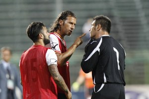 Vivace confronto tra Bucolo, Corona e Marruocco al rientro negli spogliatoi per l'intervallo