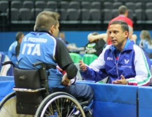 Alessandro Arcigli dispensa consigli ad un atleta
