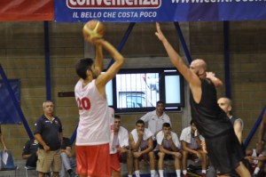 L'Mvp Matteo Da Ros, autore di 20 punti a Napoli