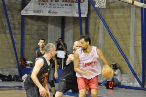 Luca Garri spalle a canestro