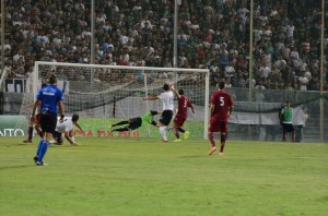 Il pallone si insacca nell'angolino