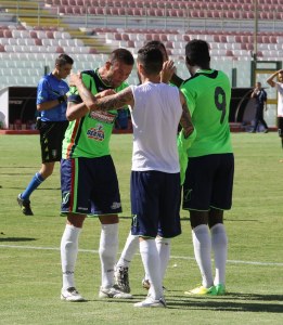 La Casertana celebra la rete di Alessandro (foto Paolo Furrer)