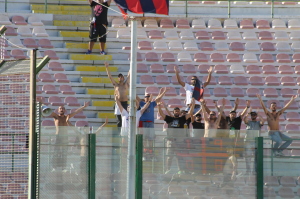 I tifosi della Casertana nel settore ospiti (foto Paolo Furrer)