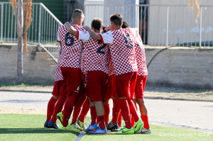L'esultanza dei calciatori del Due Torri (foto Carmelo Lenzo)