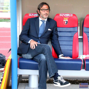 Il tecnico della Casertana Angelo Gregucci in panchina