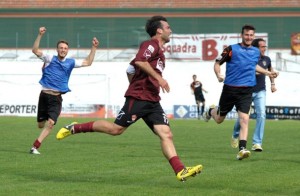Luca Orlando celebra una rete realizzata con la maglia dell'Aversa Normanna