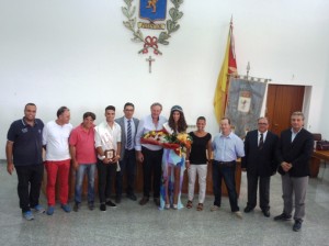 Foto di gruppo al Comune di Villafranca assieme alla "reginetta" Giulia Cardullo 