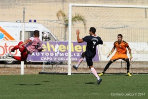 La spettacolare girata al volo di Gaglio che impegna Pandolfo in apertura di match