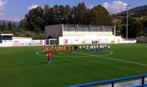 Le formazioni di Mamertina e L'Iniziativa schierate a metà campo
