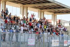 Corposa la presenza di tifosi giunti da Piraino per sostenere il Due Torri