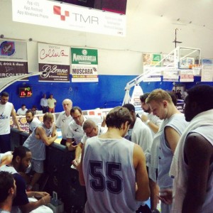 Un time out paladino con coach Griccioli che parla ai suoi atleti