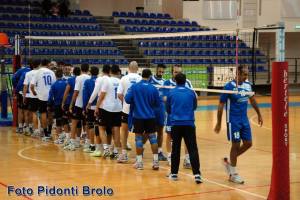 Saluti fra le due squadre 