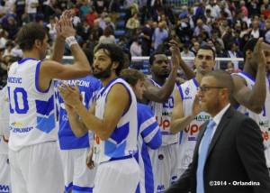 La squadra riceve gli applausi a fine gara 