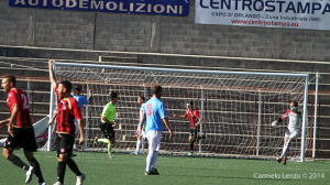 Il terzo gol del Sorrento di Caraccio. Convalidato nonostante vi fosse un giocatore del Due Torri a terra