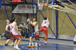 Alfrie Kelley in sottomano