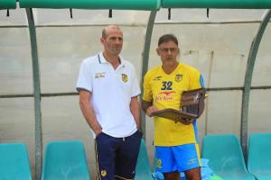 Il tecnico della Juve Stabia Giuseppe Pancaro in panchina con un assistente